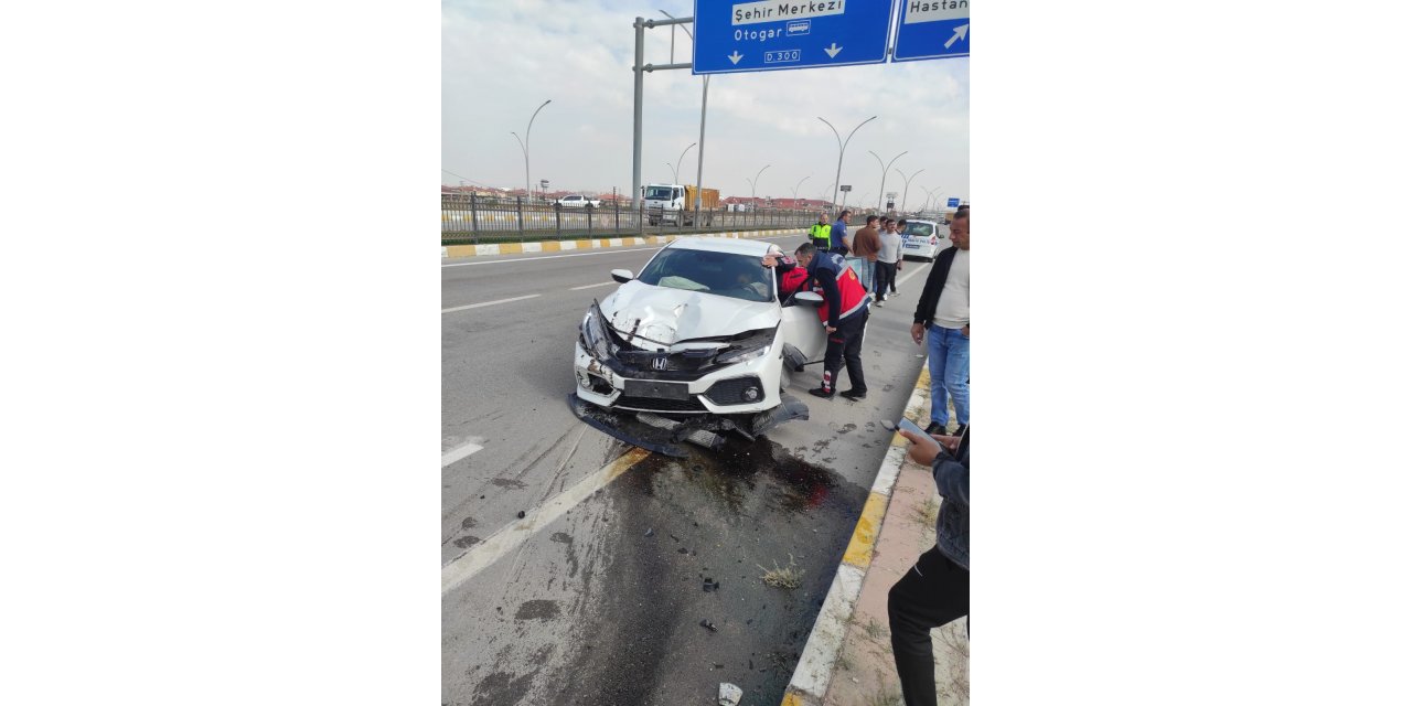 Kontrolden çıktı, refüje çarptı; 1 yaralı