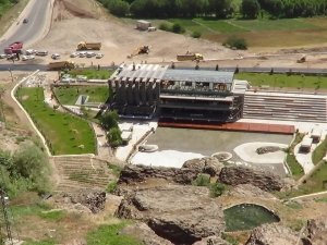 Hevsel Bahçeleri'ndeki yapılaşma yeşili yok ediyor