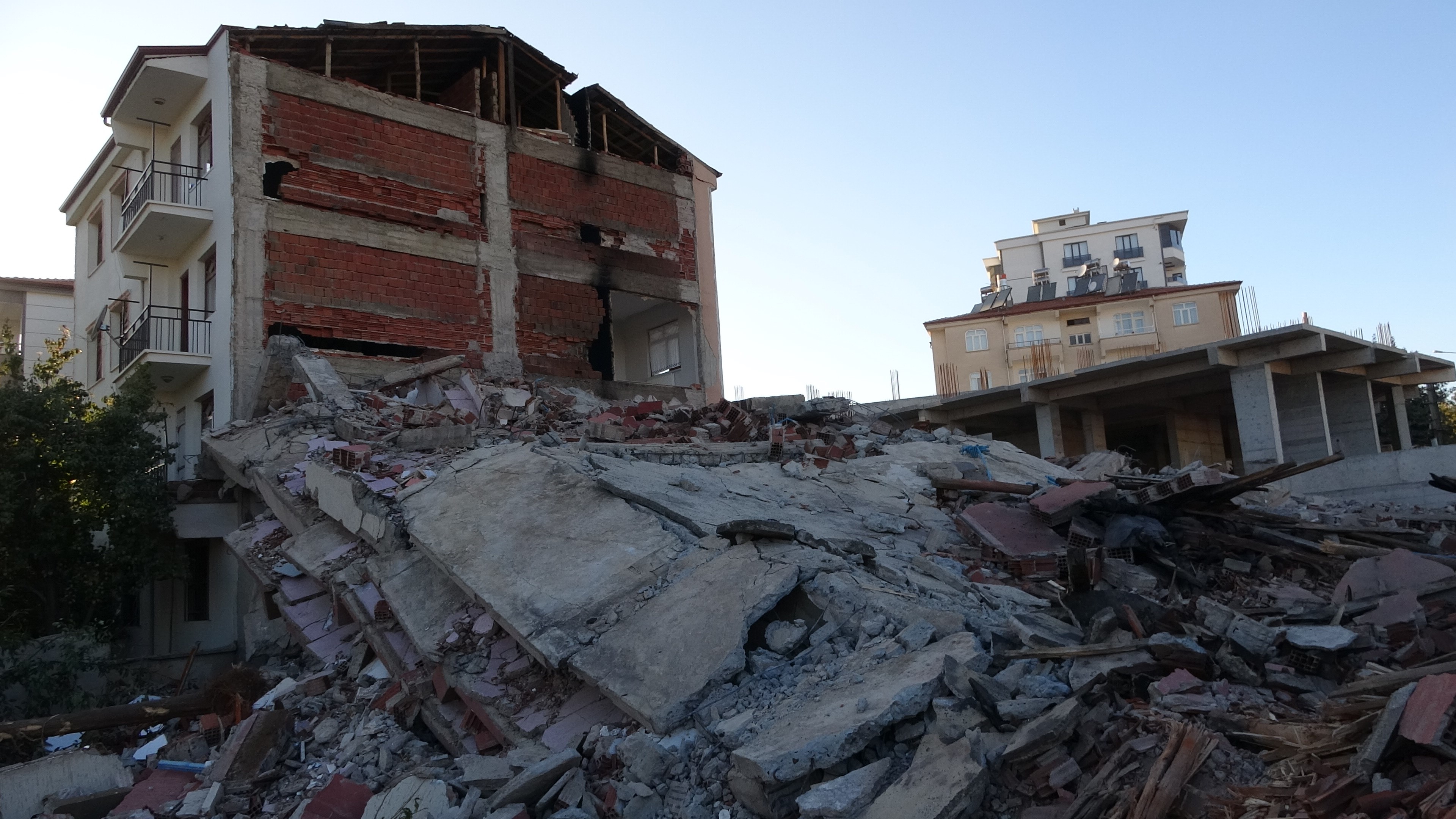 Ağır hasarlı binayı yıkarken sağlam binayı da yıkıyorlardı