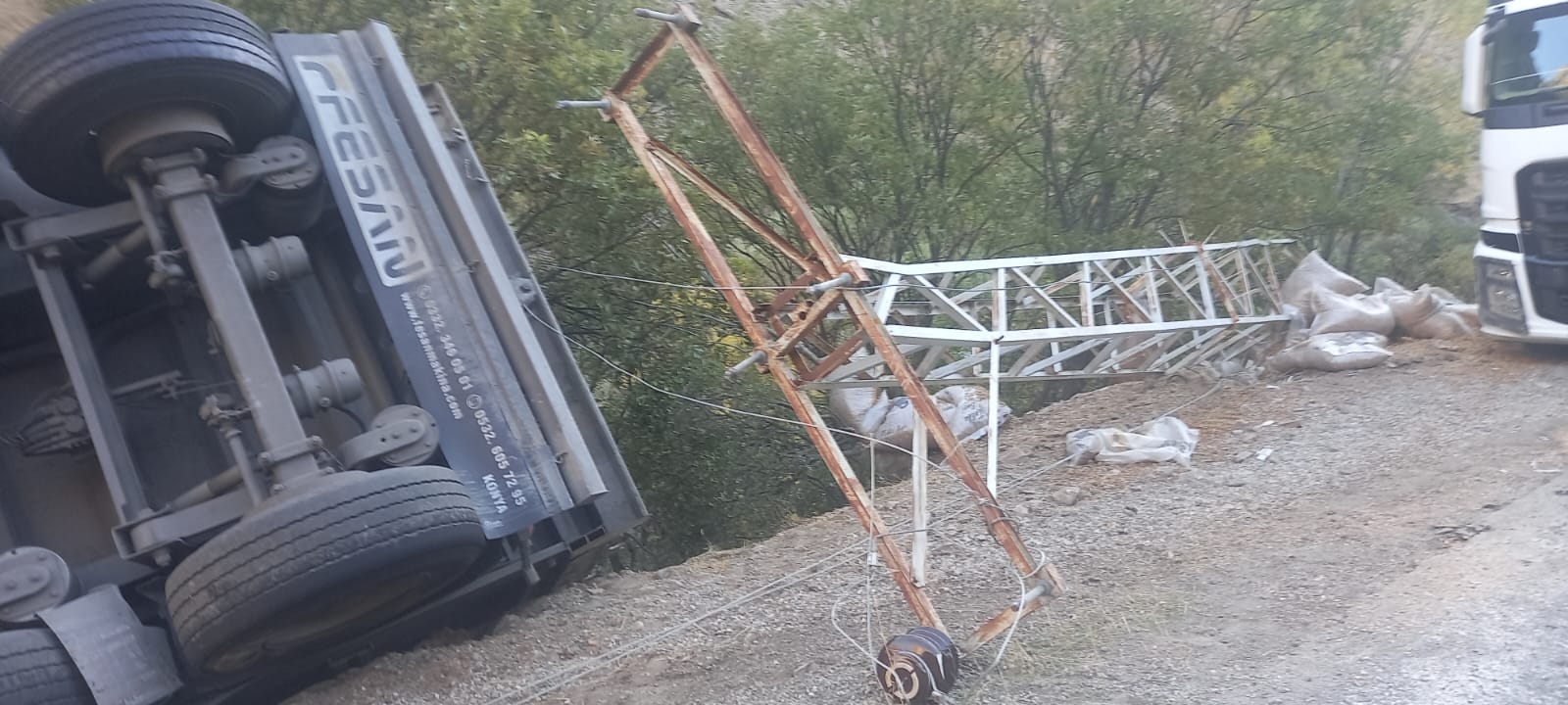 TIR devrildi: 1 yaralı