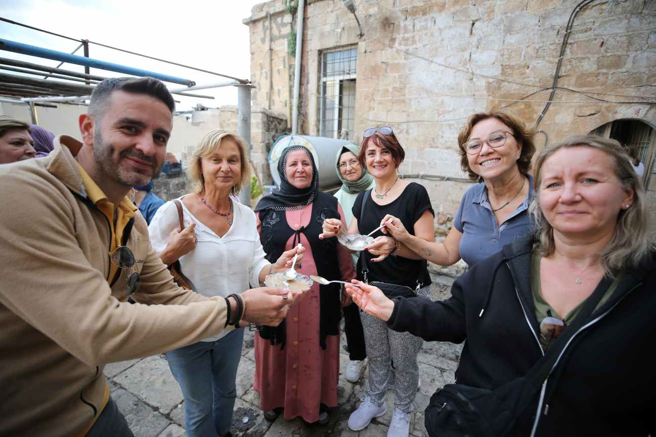 Mardin'de turistlerden cevizli sucuk üretimi