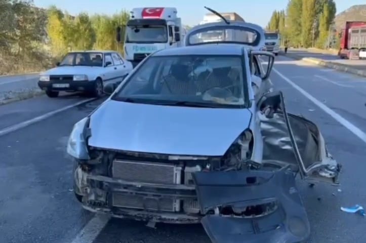 VİDEO - Kamyonet ile otomobil çarpıştı; 1 ölü, 4 yaralı