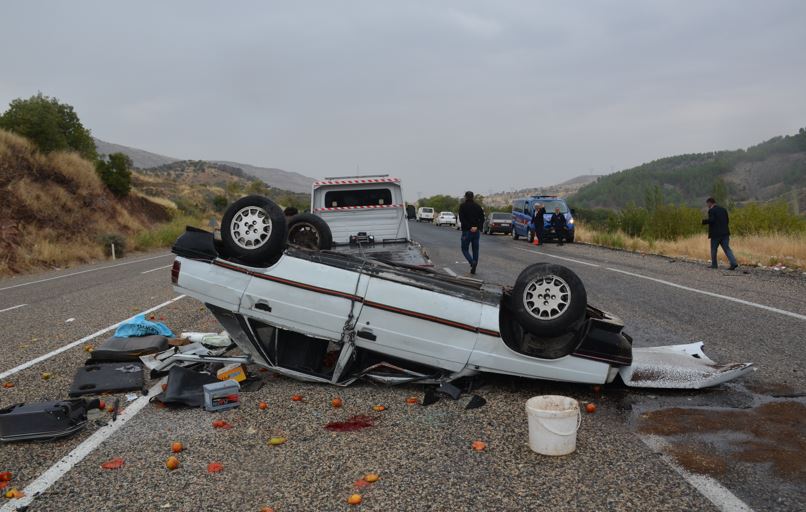 Otomobil devrildi, 5 yaralı