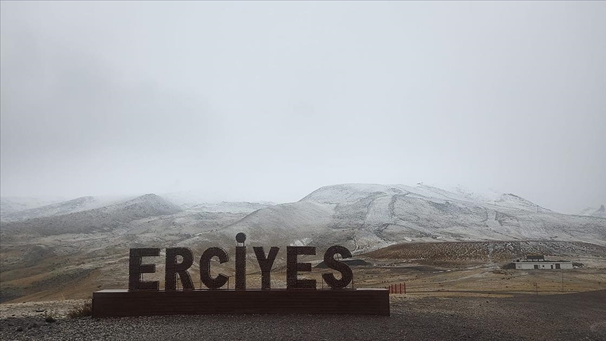 Erciyes'in zirvelerinde kar kalınlığı 30 santimetreyi buldu