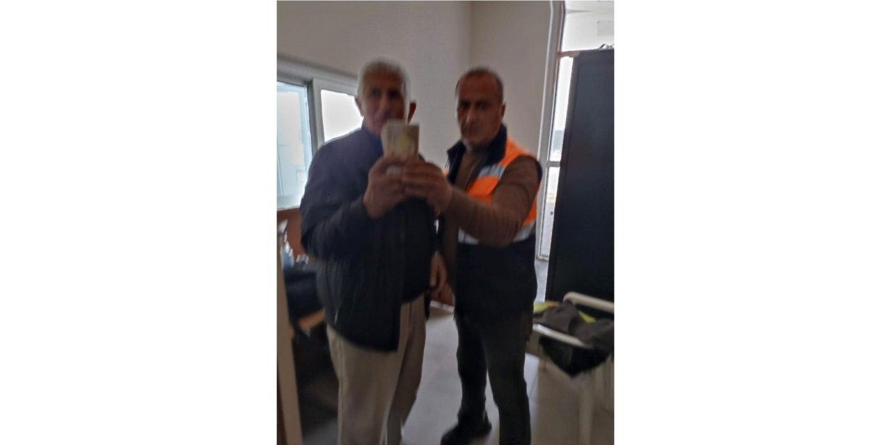 Tuvalette unutulan 26 bin euroyu sahibine teslim etti