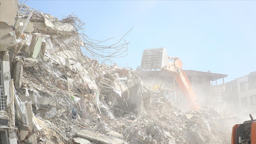 Depremde yıkılan binayı denetlememiş