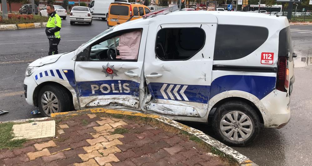 Polis aracı kaza yaptı, 2 yaralı