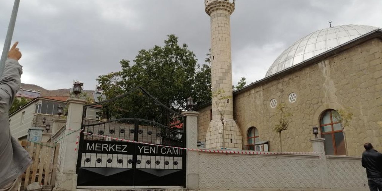 Yıldırımın çarpan minare hasar gördü
