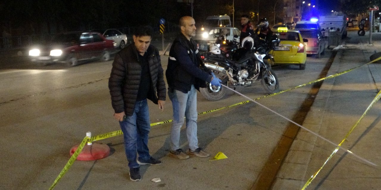 Kaldırımda beklerken sırtından vuruldu