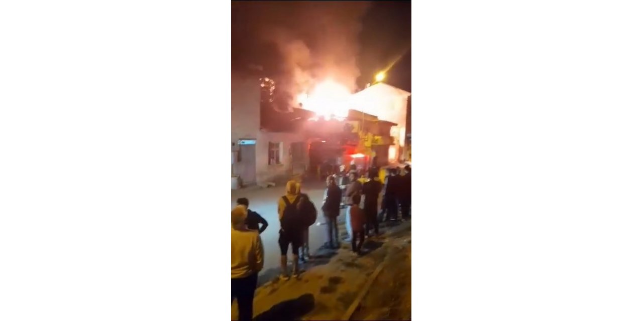 2 katlı binanın çatısı alev alev yandı