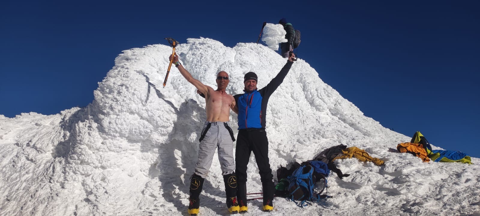 Ağrı Dağı zirvesinde kar ile tanıştılar