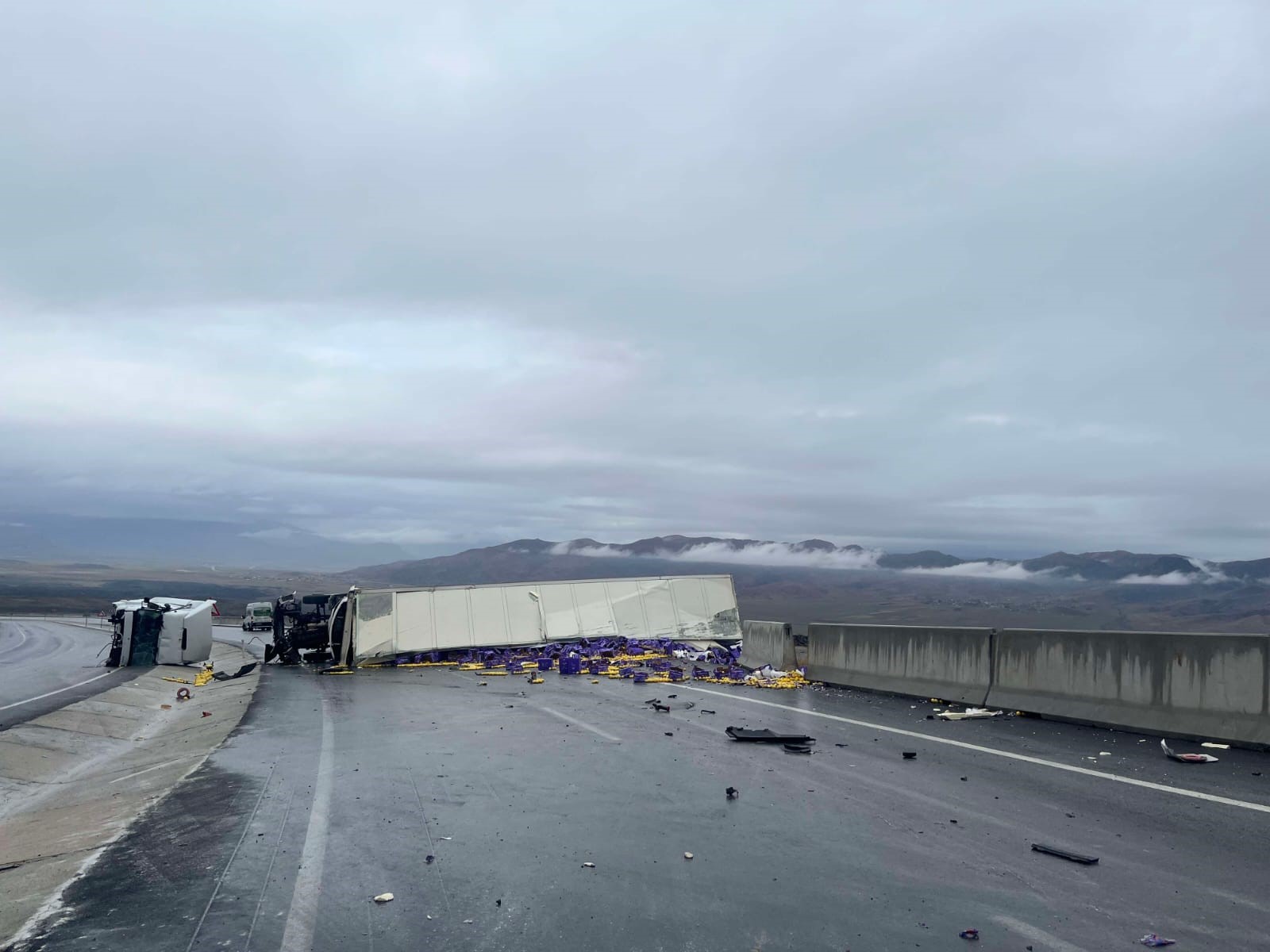 Tır devrildi: 1 yaralı