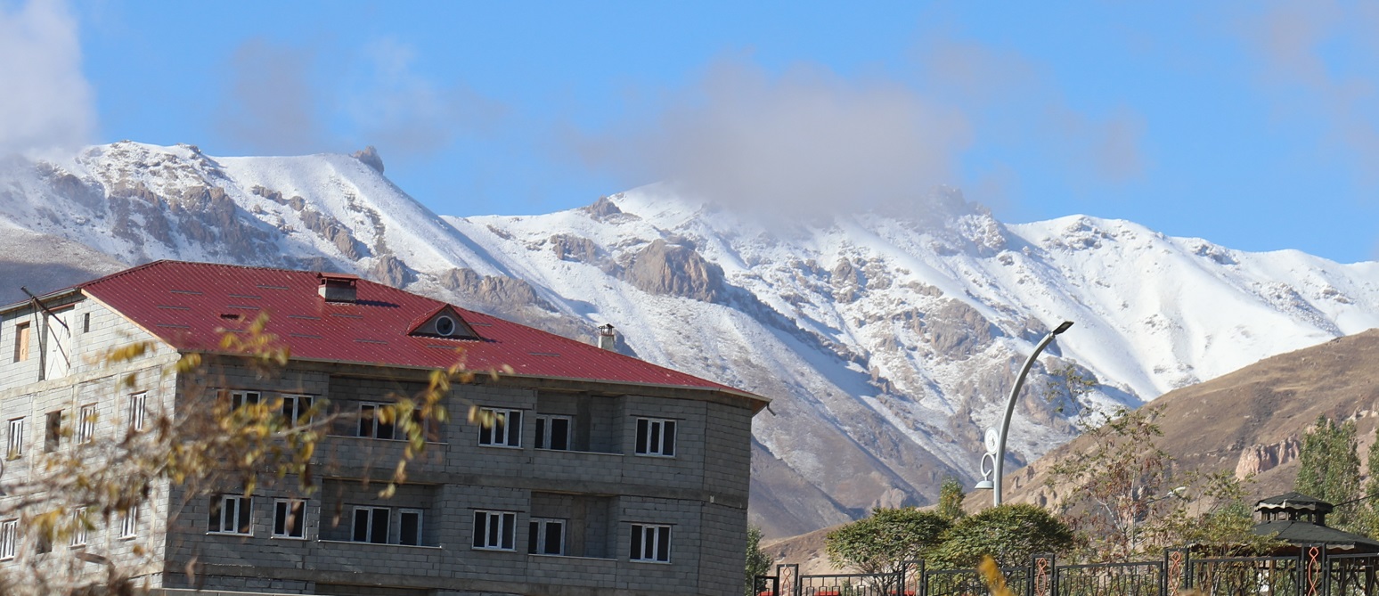 Başkale'de yüksek kesimlere kar yağdı