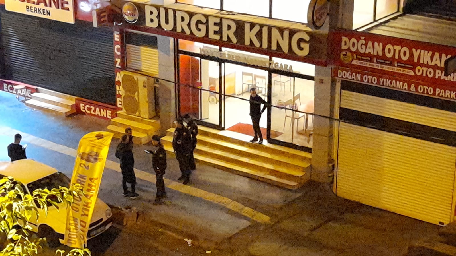 VİDEO- Diyarbakır'da Burger King şubesine ses bombalı saldırı