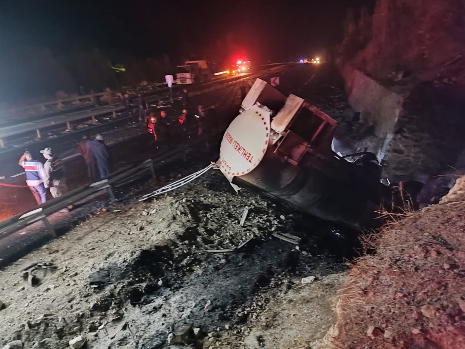 Yakıt tankeri alev aldı, sürücüsü yanarak öldü