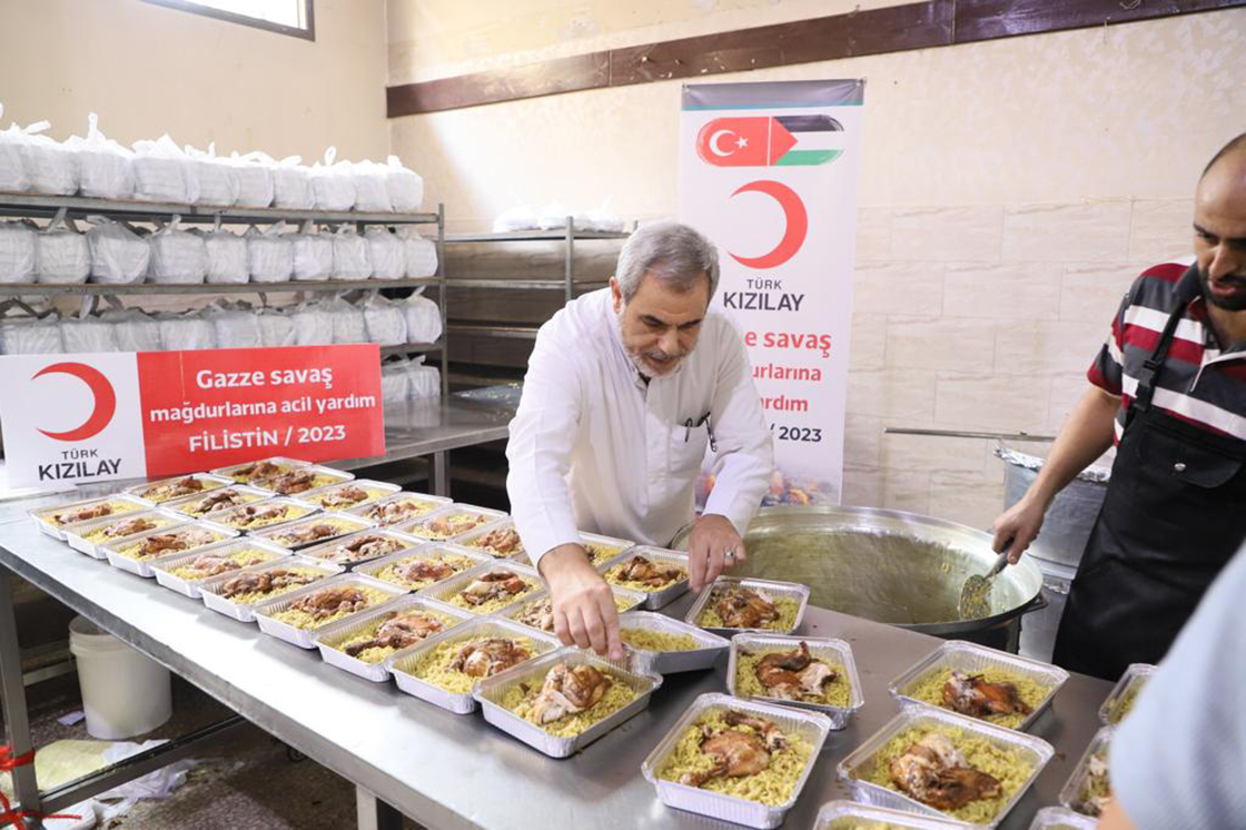 Türk Kızılay’ı Gazze’de sıcak yemek dağıtıyor