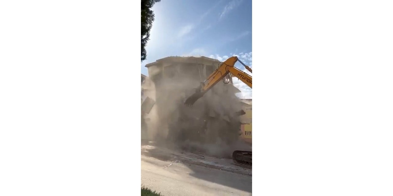 Ağır hasarlı bina tek dokunuşla yerle bir oldu