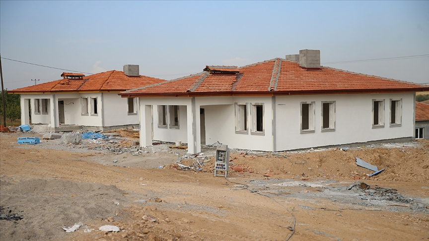 Yeşilyurt'ta 135 köy evinin kaba inşaatı tamamlandı