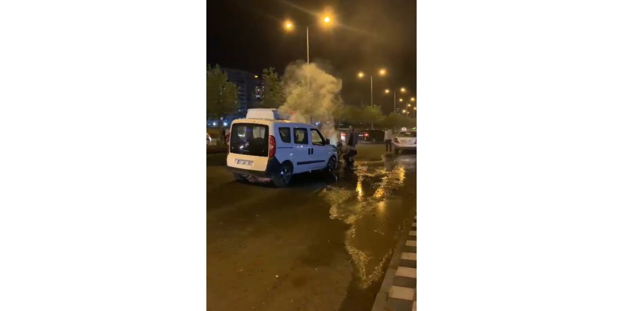 Seyir halindeki otomobil alev aldı