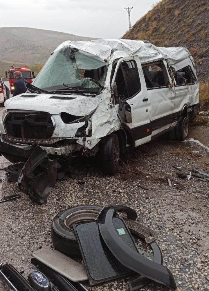 Minibüsü takla attı: 7 yaralı