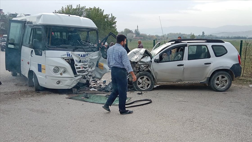 Minibüsü ile otomobilin çarpıştığı kazada 11 kişi yaralandı