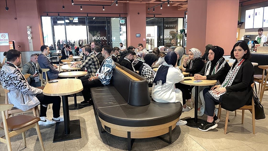AK Parti Gençlik Kolları, Starbucks şubelerini protesto ediyor