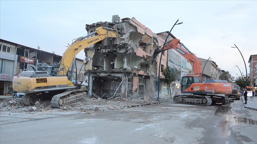 Ağır hasarlı binaların yıkımı sürüyor