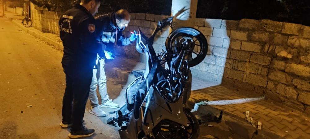 Motosikletle direğe çarptı, ağır yaralandı