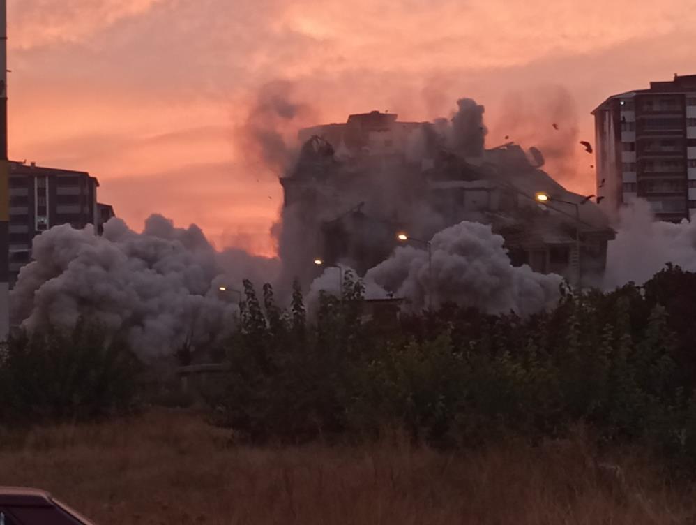 13 katlı bina saniyeler içerisinde yıkıldı