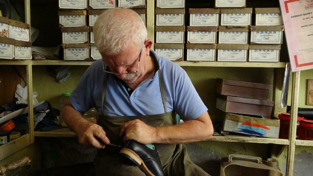 Tahta çivilerle ayakkabı üretiyor