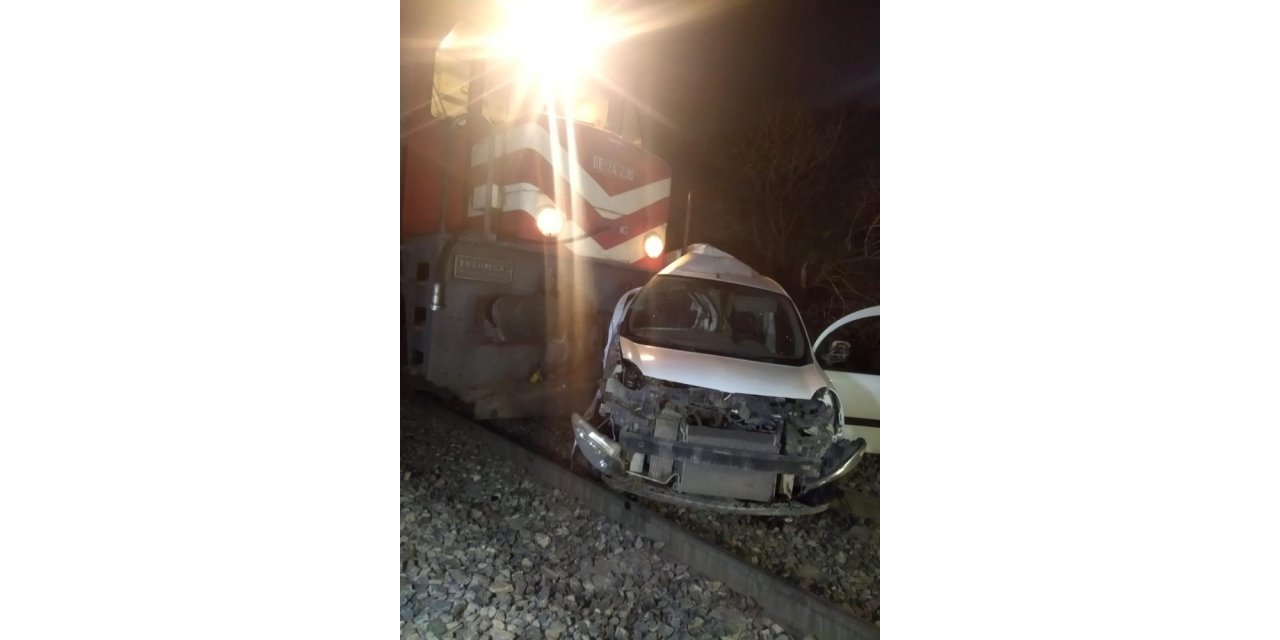 Yük treni araca çarptı, 1 yaralı