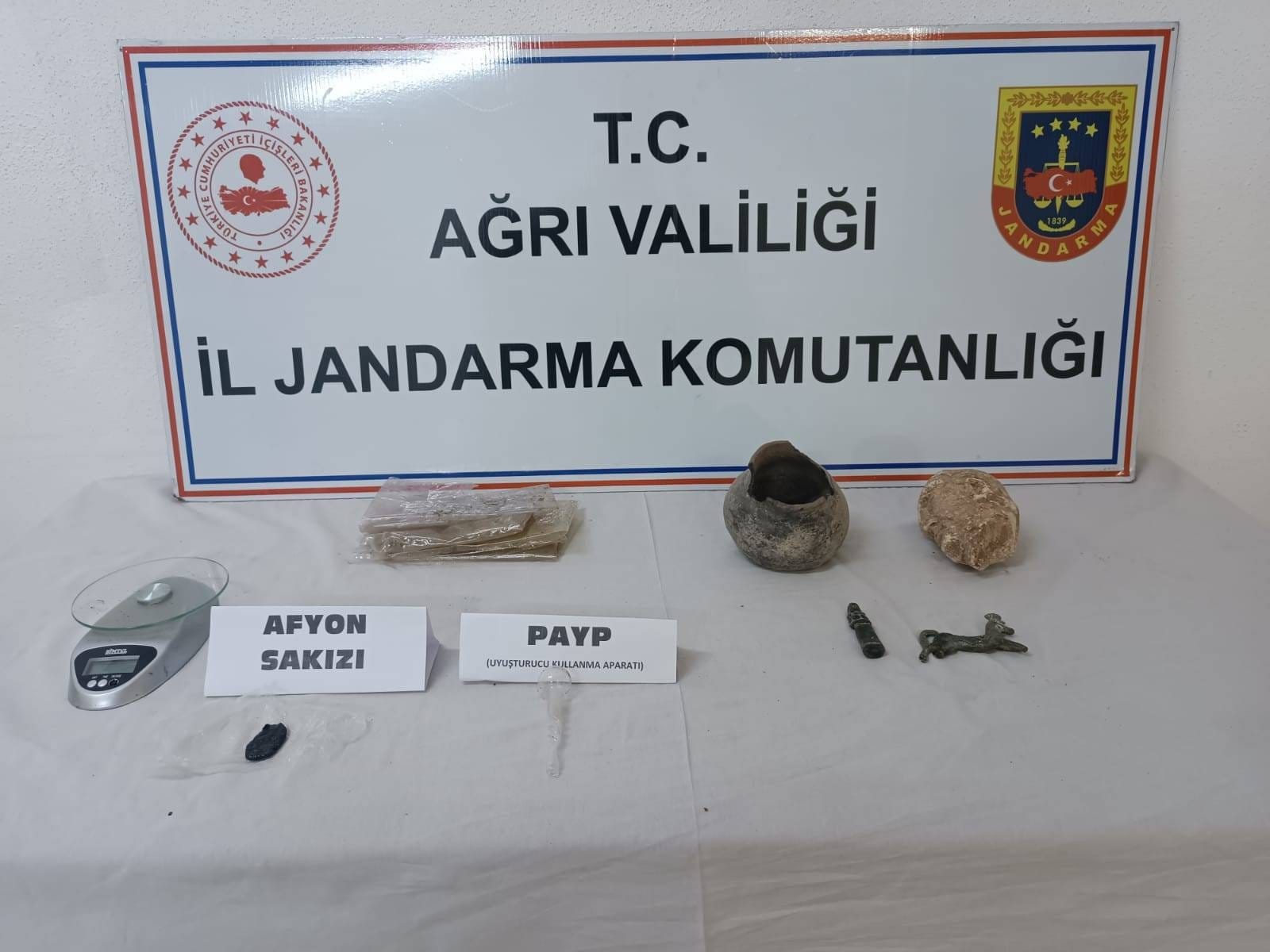 Ağrı’da tarihi eser ve uyuşturucu operasyonu