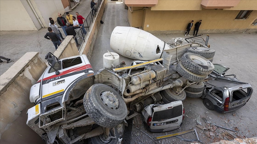 Beton mikseri 4 aracın üzerine düştü