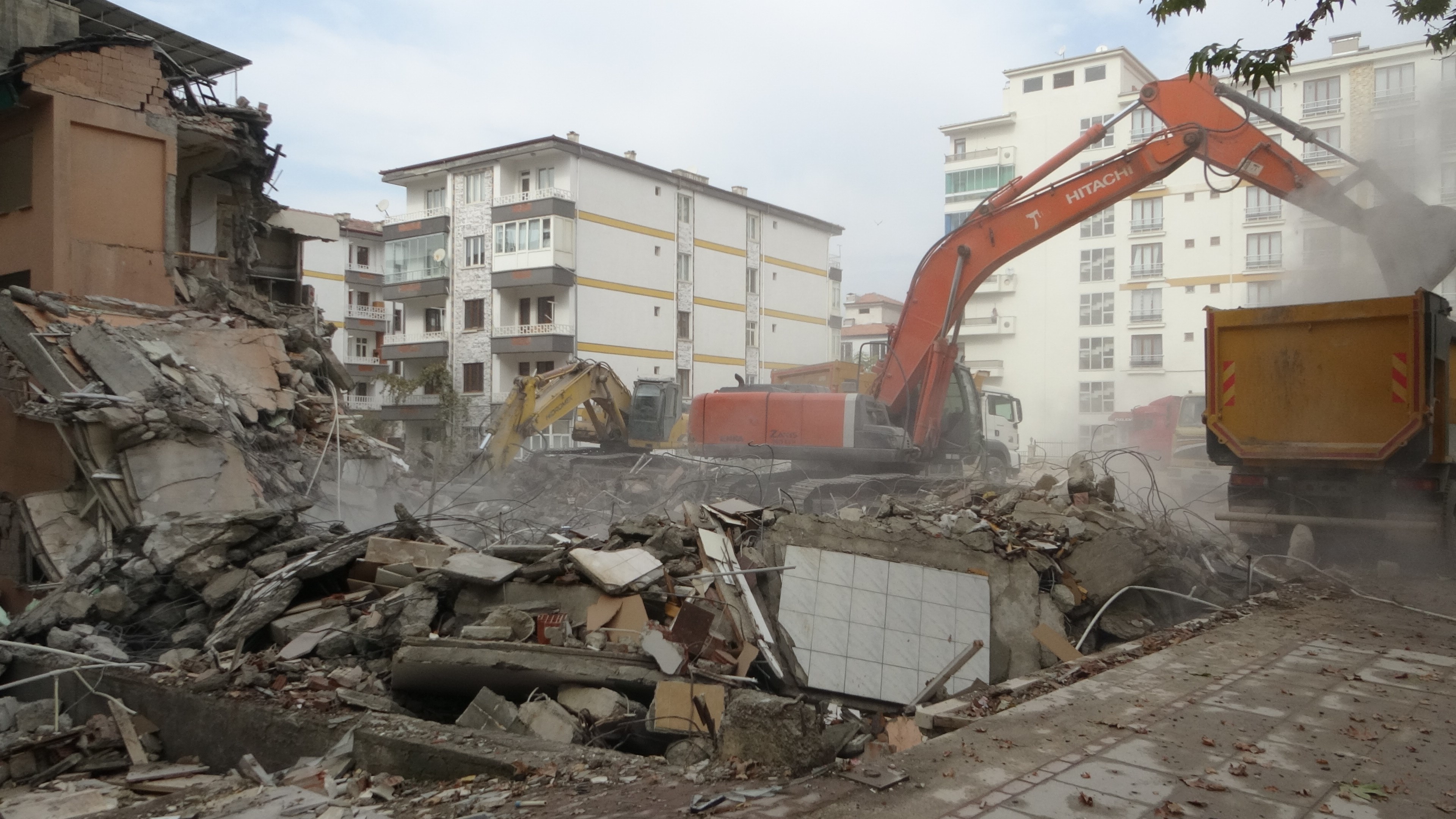 Malatya’da ağır hasarlı binalar yıkılıyor