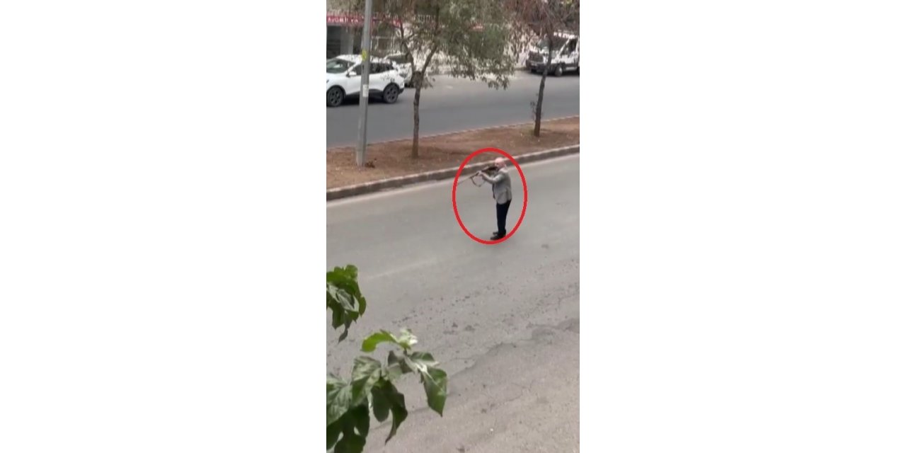 VİDEO - Diyarbakır'da silahlı maganda trafiği kapattı