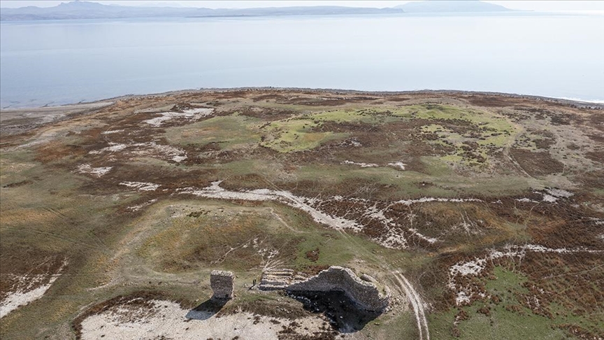 Van Gölü'nde çekildi, eski yapılar çıktı