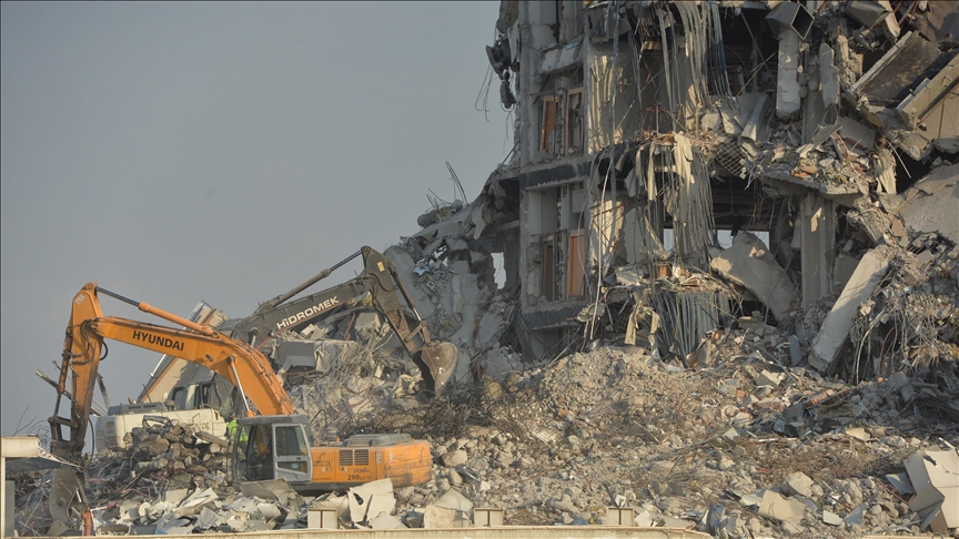 Maraş'ta ağır hasarlı binaların yıkımı devam ediyor