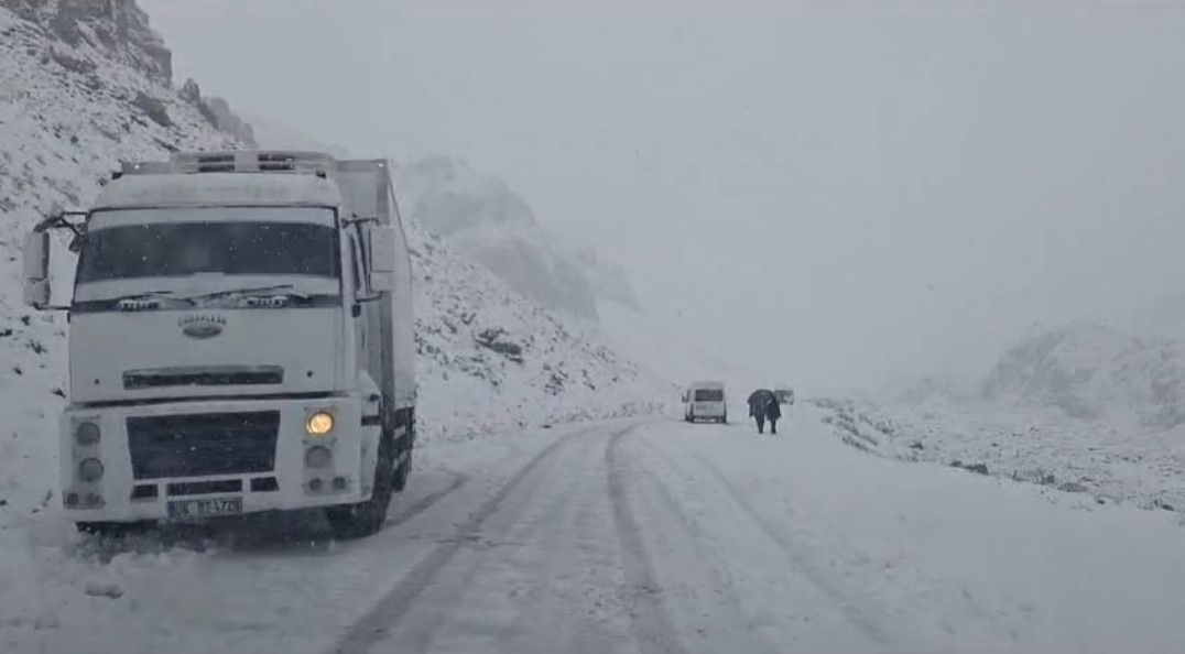 Kar yağışı trafiği olumsuz etkiledi