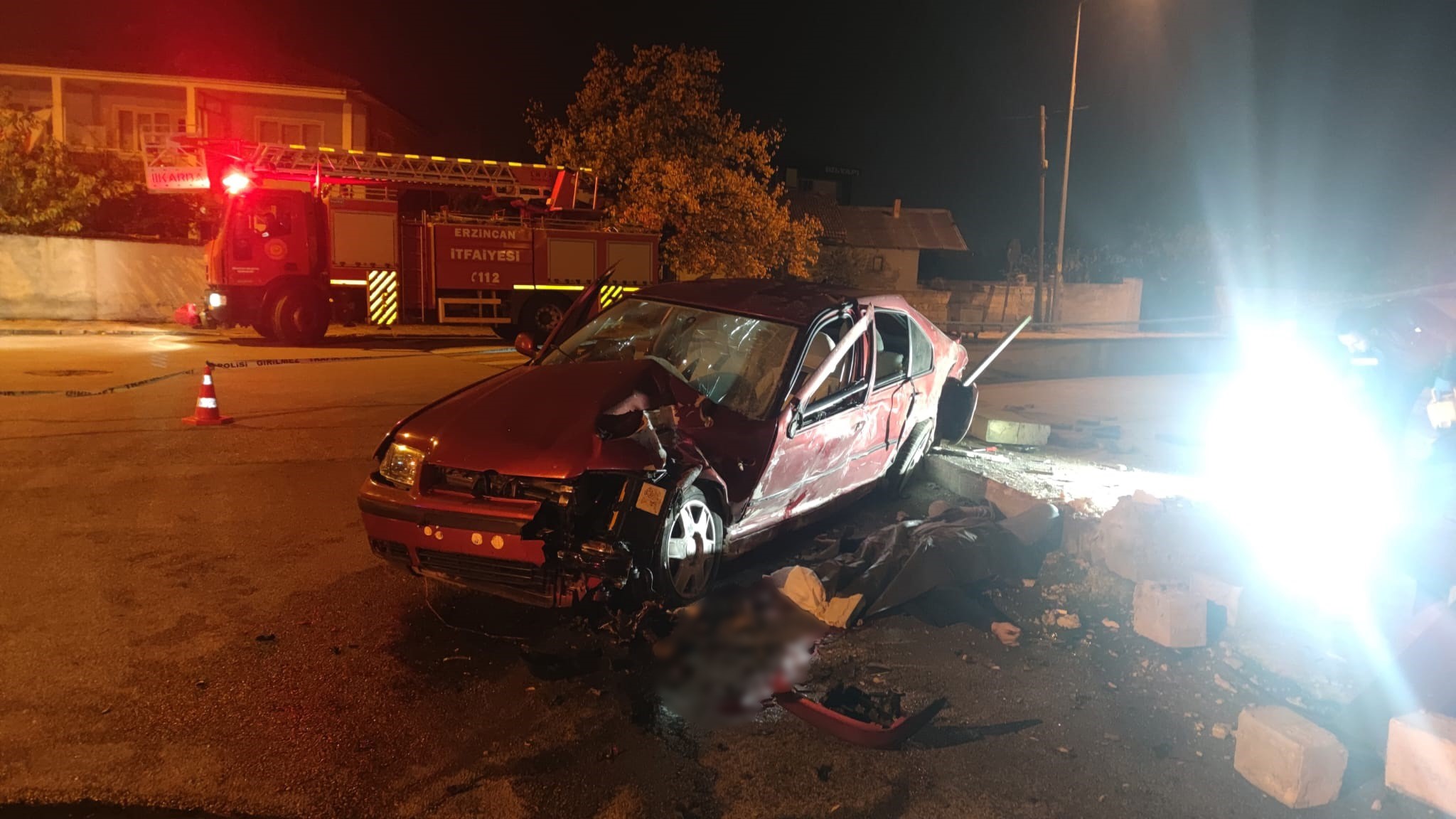 Otomobil saat kulesine çarptı