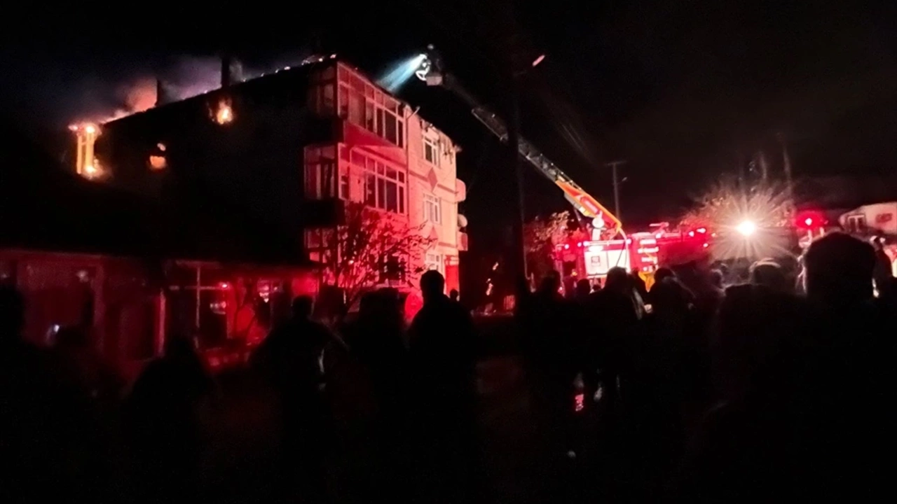 Bir binanın çatısında yangın çıktı