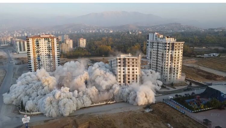 Üç blok saniyeler içerisinde yerle bir oldu