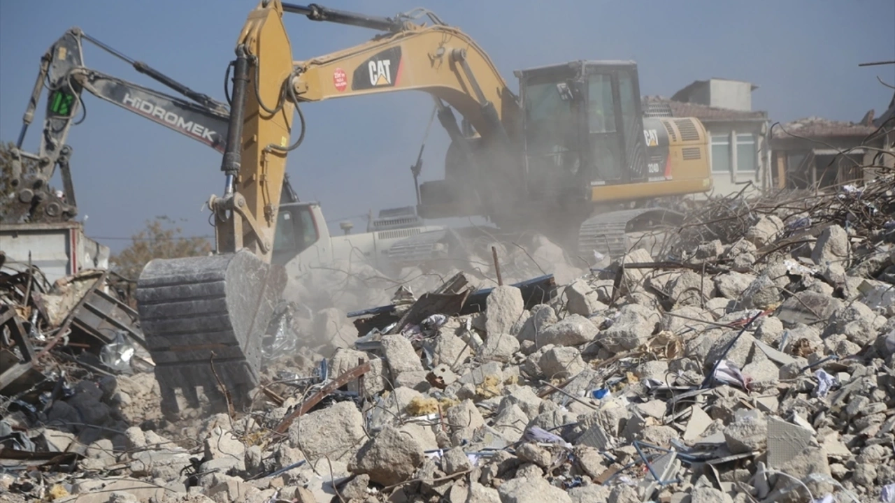Depremlerde ağır hasar alan 2 iş hanı kontrollü yıkıldı