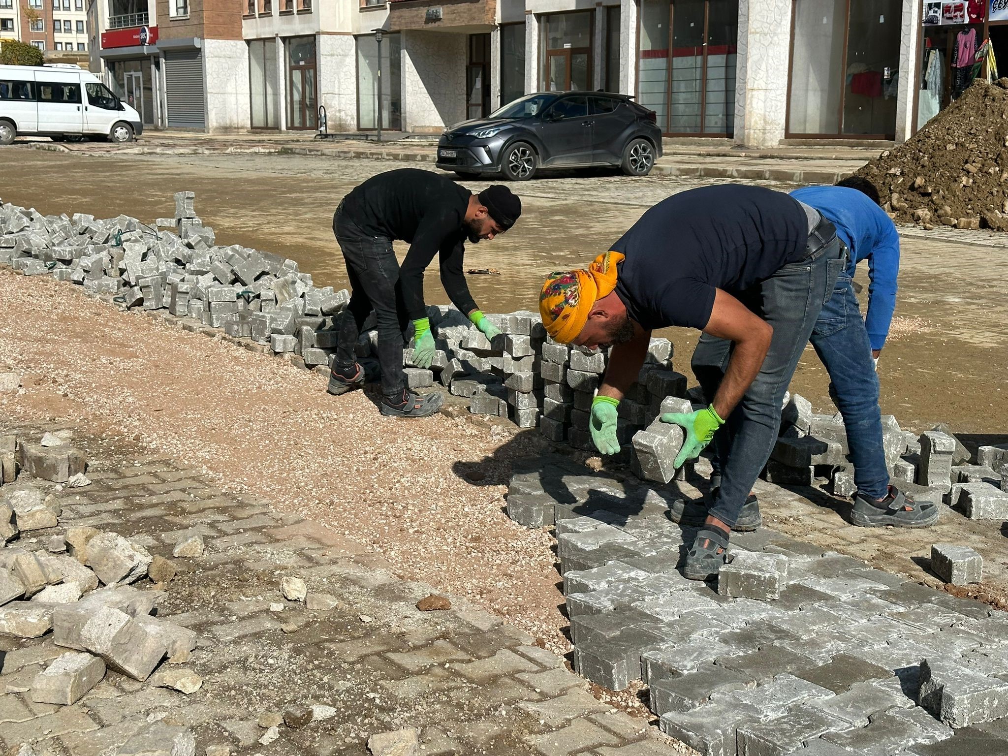 Yüksekova’da yollar onarılıyor