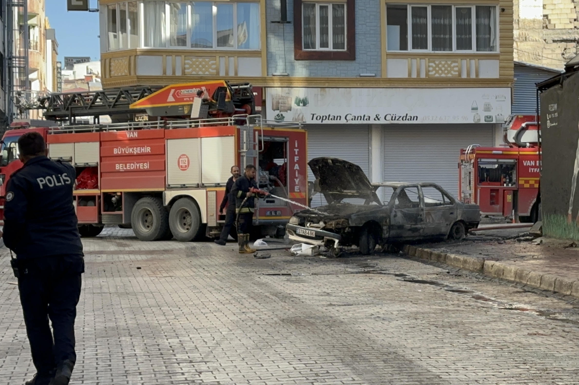 Park halindeki otomobil alev aldı