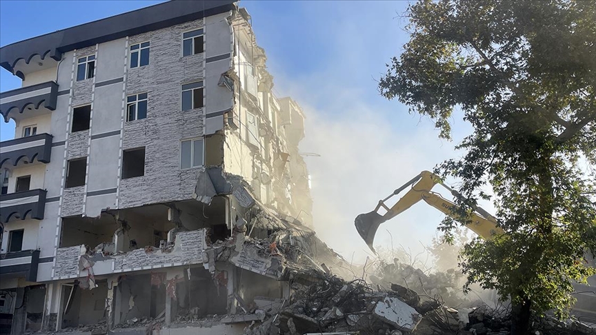 Maraş'ta ağır hasarlı binaların yıkımı devam ediyor