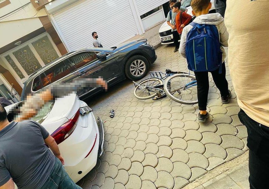 Bisiklet sürücüsü kontrolünü kaybetti, araca bindirdi