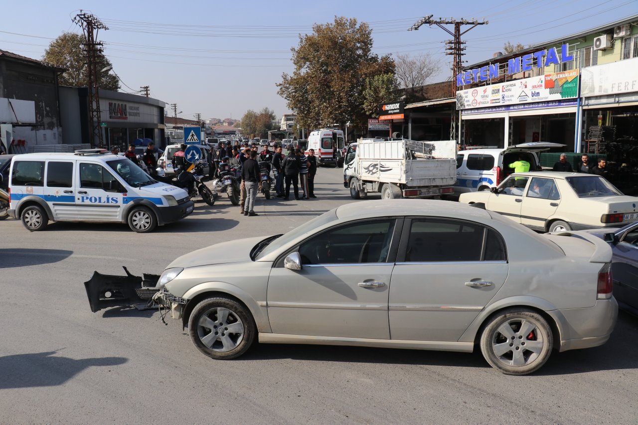 Otomobil polis ekiplerine çarptı