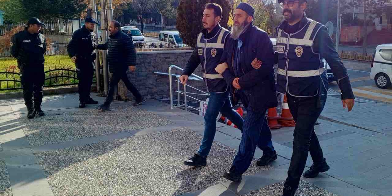 Atatürk'e hakaret ettiği iddia edilen şüpheli, adliyeye sevk edildi