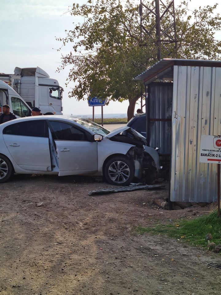 İki otomobil kafa kafaya çarpıştı: 3 yaralı