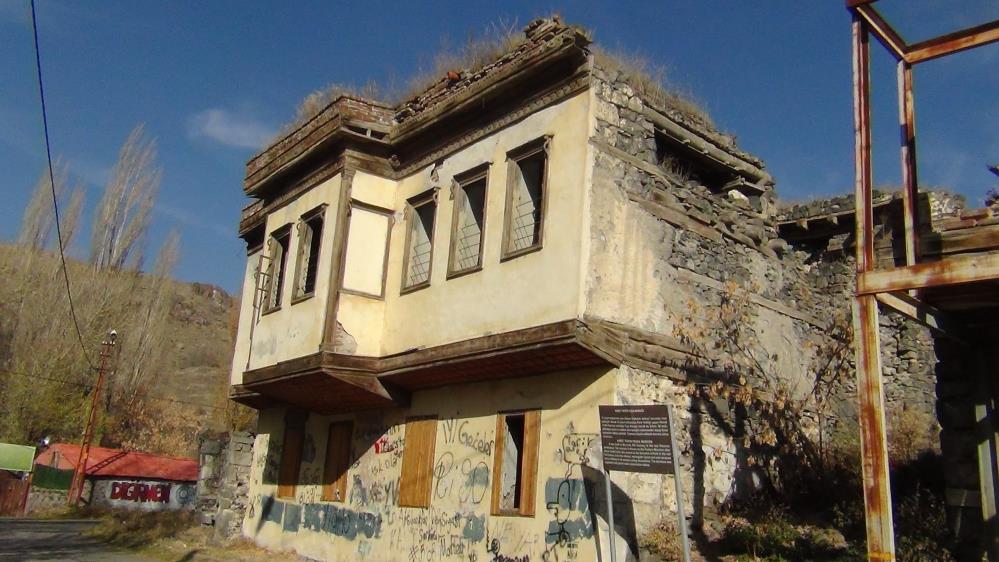 Kars'ta 19. Yüzyıldan kalan paşa konağı yıkılmaya yüz tuttu